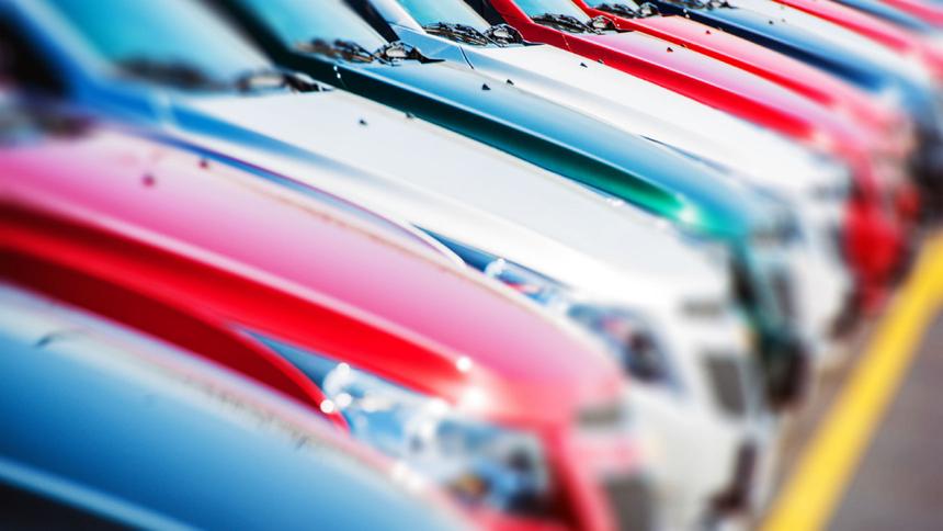Продажи автомобилей в мае выросли вдвое
