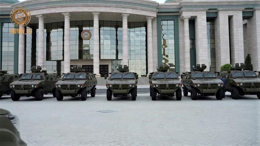 На военную службу в России заступили китайские бронеавтомобили