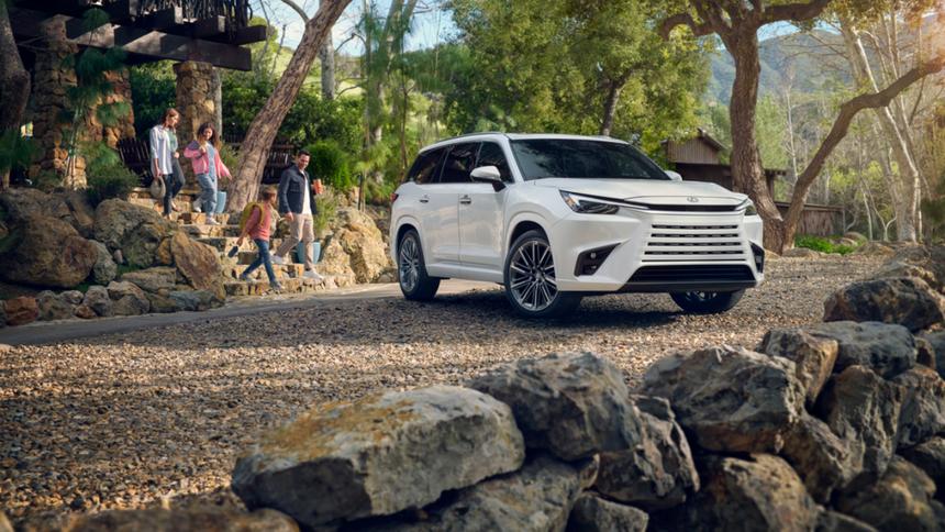 Lexus представил абсолютно новый кроссовер TX