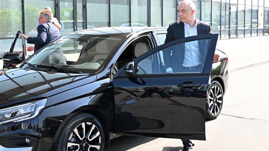 Lada Aura не завелась в руках Грефа