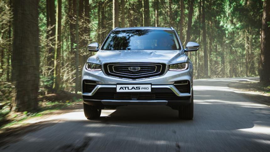 У дилеров Geely появилась «бюджетная» версия кроссовера Atlas Pro
