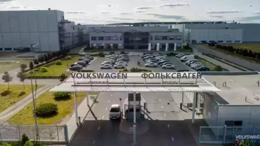 Сотрудников завода Volkswagen учат косить траву и собирать огурцы