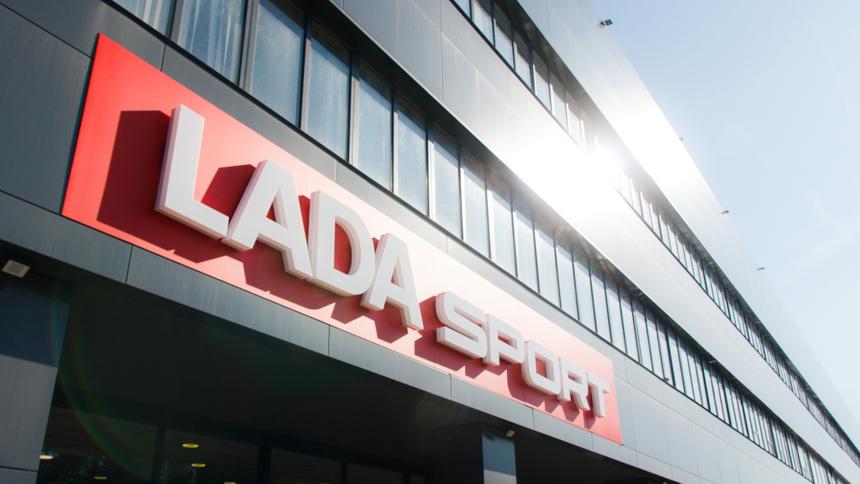 В России появился первый автосалон, где торгуют автомобилями Lada Sport