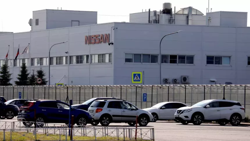 Чиновников Петербурга пересадят на китайские Lada