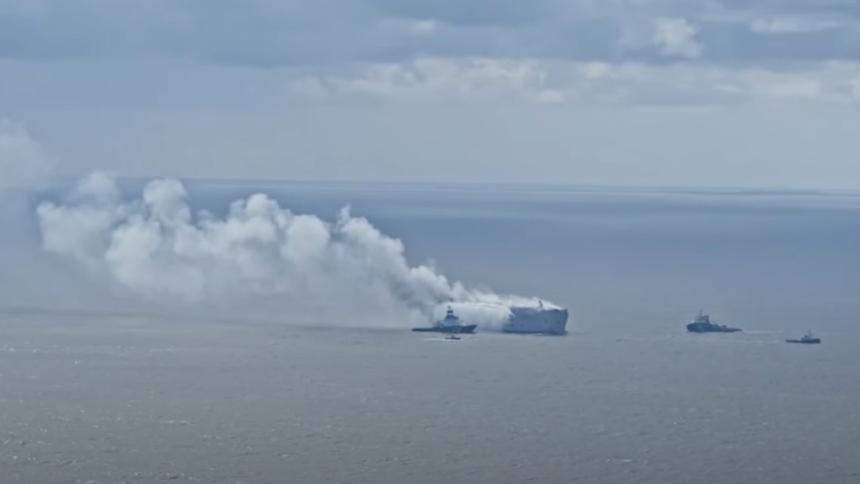 В Северном море загорелось судно с 2 857 машинами