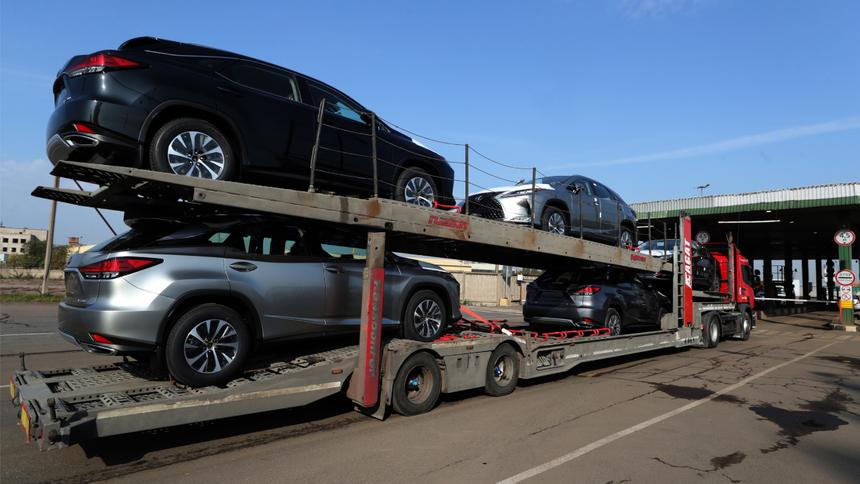 В России вырос спрос на доставку машин на автовозах