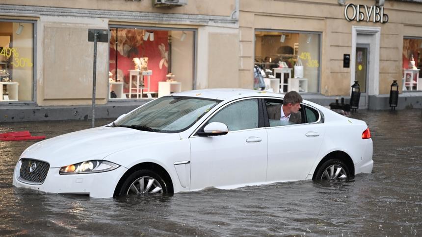 Страховщики порекомендовали водителям не ездить по лужам