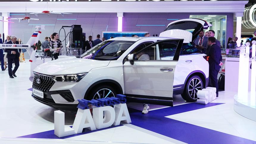 Глава АвтоВАЗа Соколов раскрыл сроки начала продаж Lada X-Cross 5