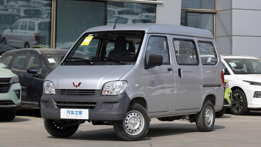 В России появился китайский микровэн Wuling Light за 1 500 000 рублей