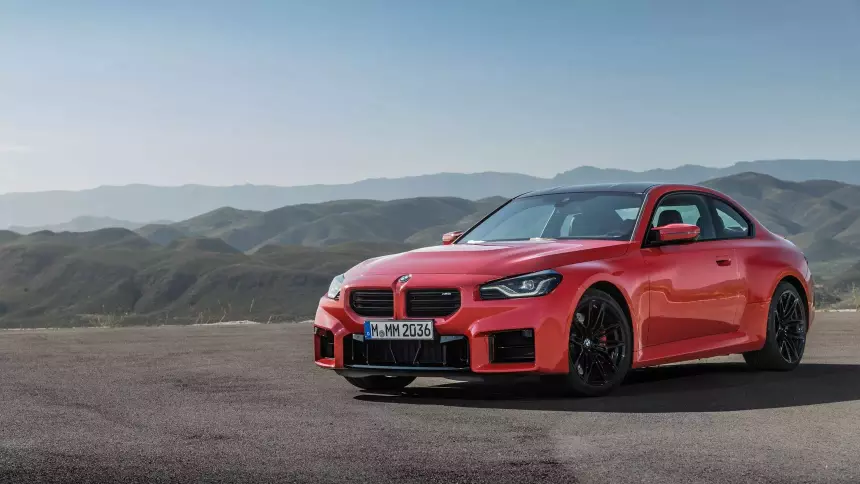 5 современных автомобилей с аналоговыми технологиями