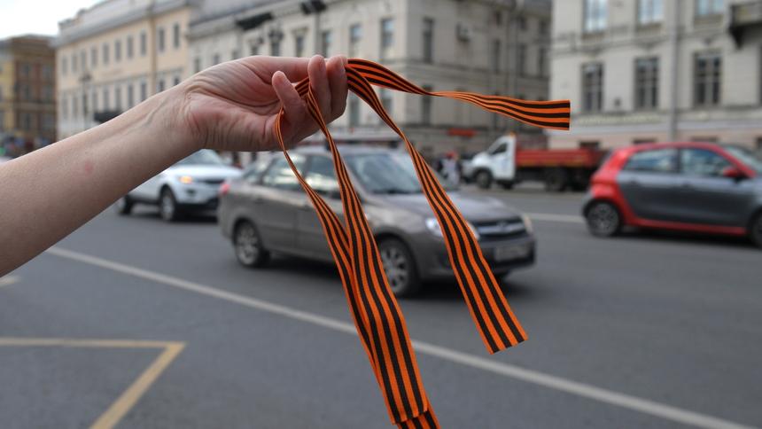 Россиянина оштрафовали в Эстонии за георгиевскую ленту в автомобиле