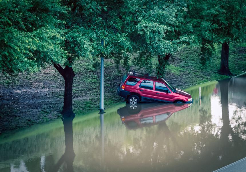 Главные ошибки водителей при преодолении глубоких луж
