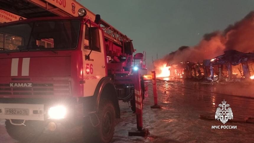 В Набережных Челнах сгорел знаменитый авторынок «Гараж-500»
