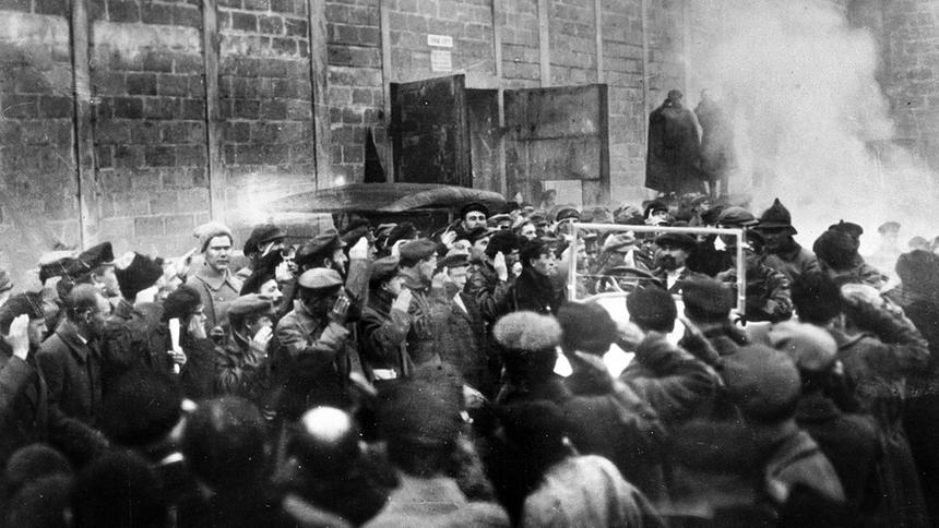 Рабочие завода "АМО" приветствуют первый советский автомобиль, выезжающий с завода