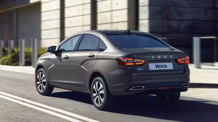 Депутат Леонов поделился мнением о служебной Lada Vesta