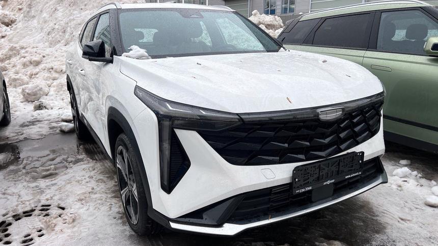 В России замечен новый кроссовер Geely
