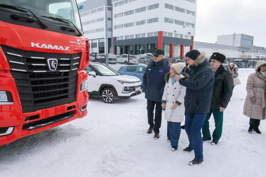 КамАЗ случайно показал загадочную легковушку