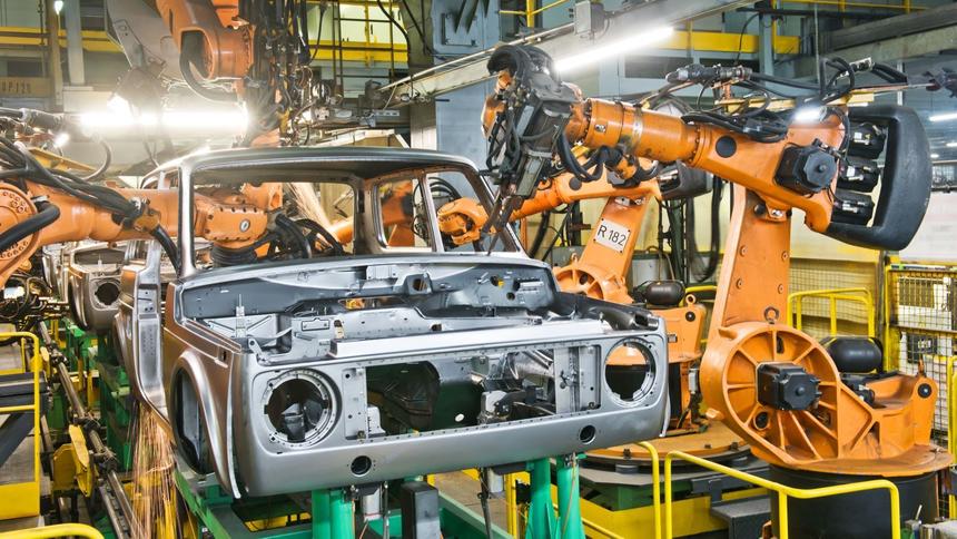 Российские автомобильные заводы снижают загрузку из-за падения спроса
