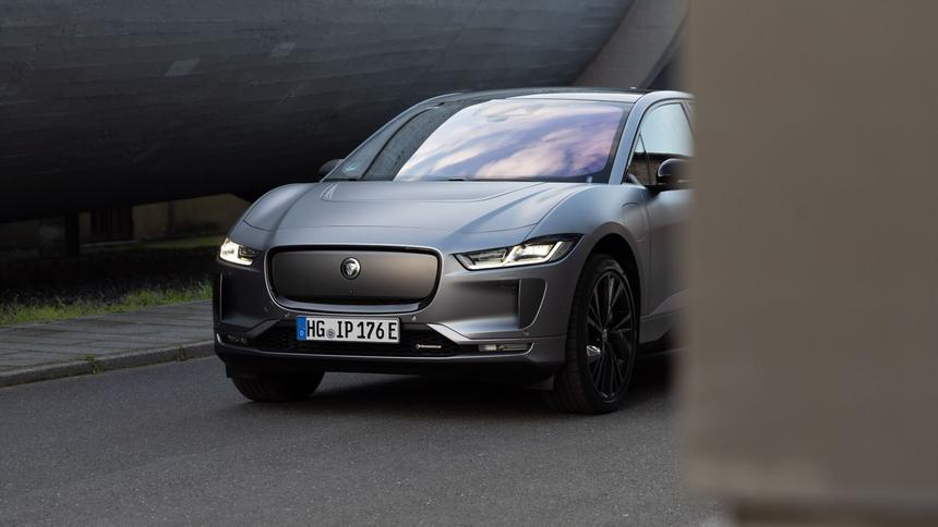 Jaguar Land Rover откажется от массового выпуска электромобилей