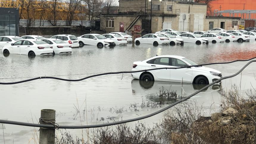 АвтоВАЗ: затопленные на площадке дилера автомобили не пострадали
