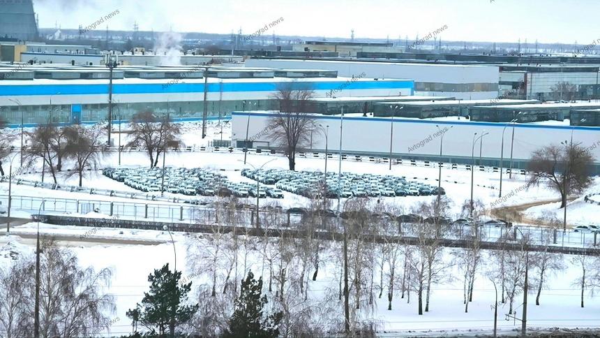 На АвтоВАЗе снова складируют сотни выпущенных машин, и вот почему