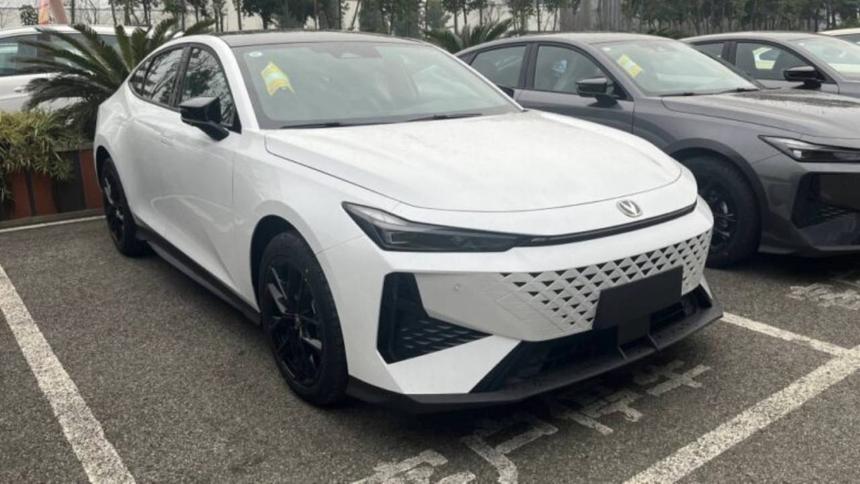 Changan начал продажи обновлённого Uni-V