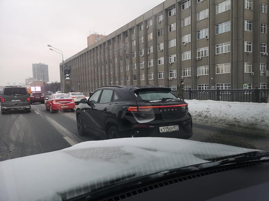 В России замечен редкий кроссовер Chery eQ7