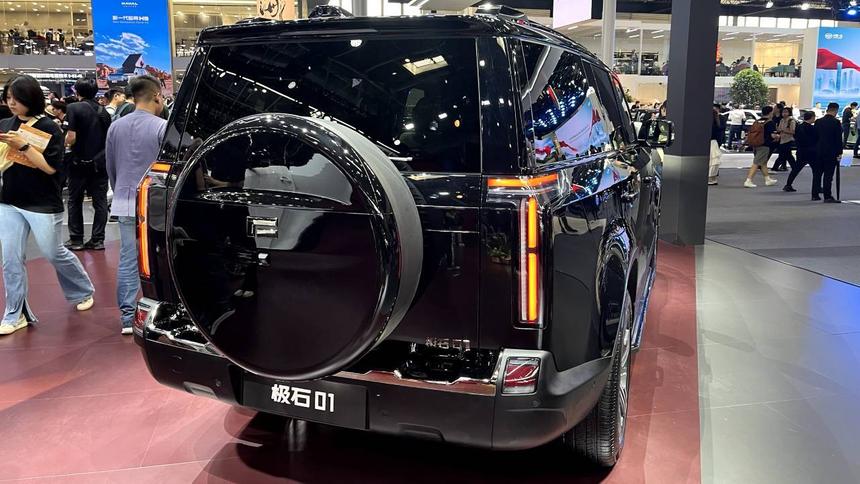 В России появится роскошный внедорожник Rox Motor 01