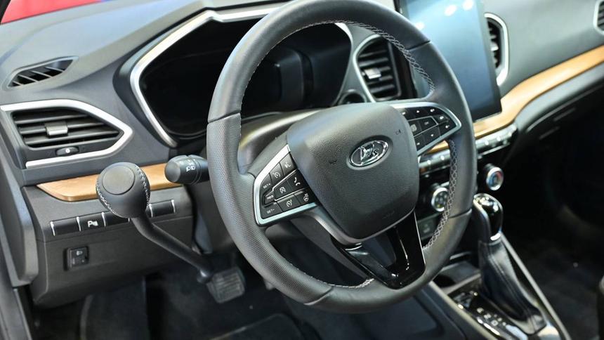 АвтоВАЗ показал Lada Vesta для инвалидов