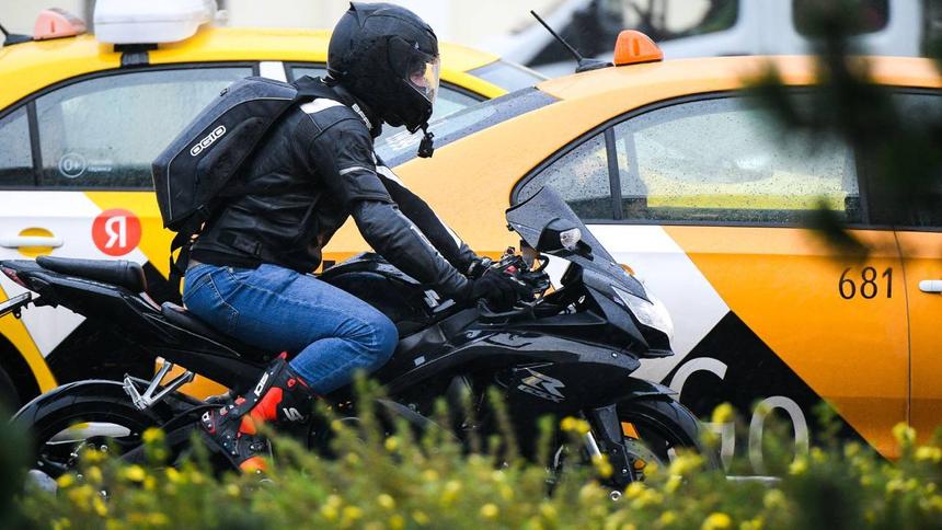 Эксперт объяснил, в чём опасность мотоциклов в дождь
