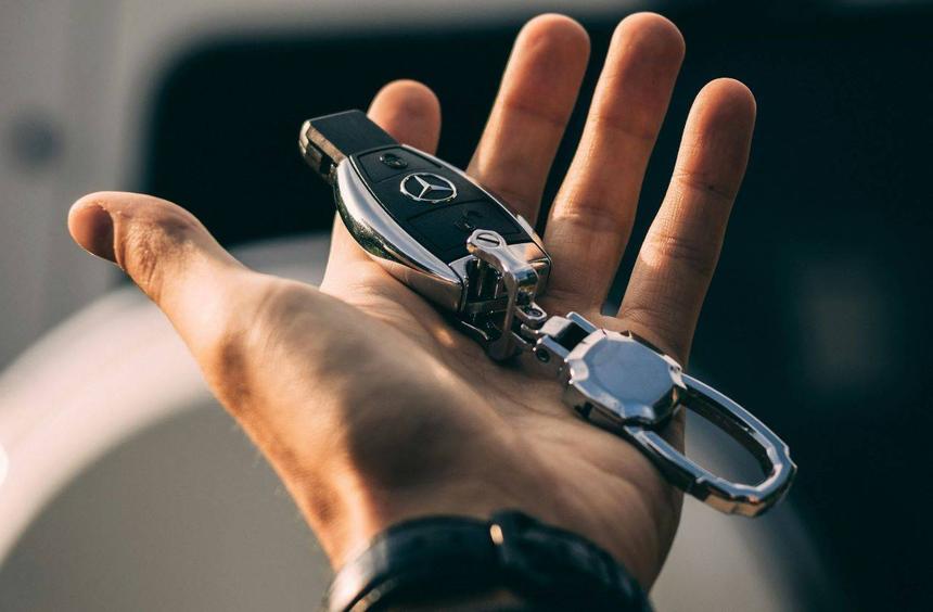 В Mercedes-Benz опровергли возможность взлома автоключей в России