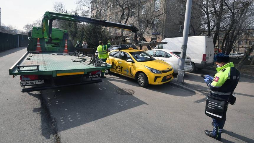 В Москве наказали более 81 тысячи водителей за парковку на тротуаре