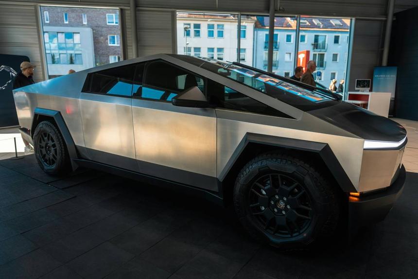 В Москве появилась возможность взять на тест-драйв Tesla Cybertruck