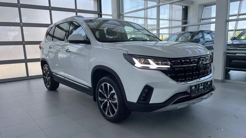 В России кроссоверы Forthing T5 станут дороже