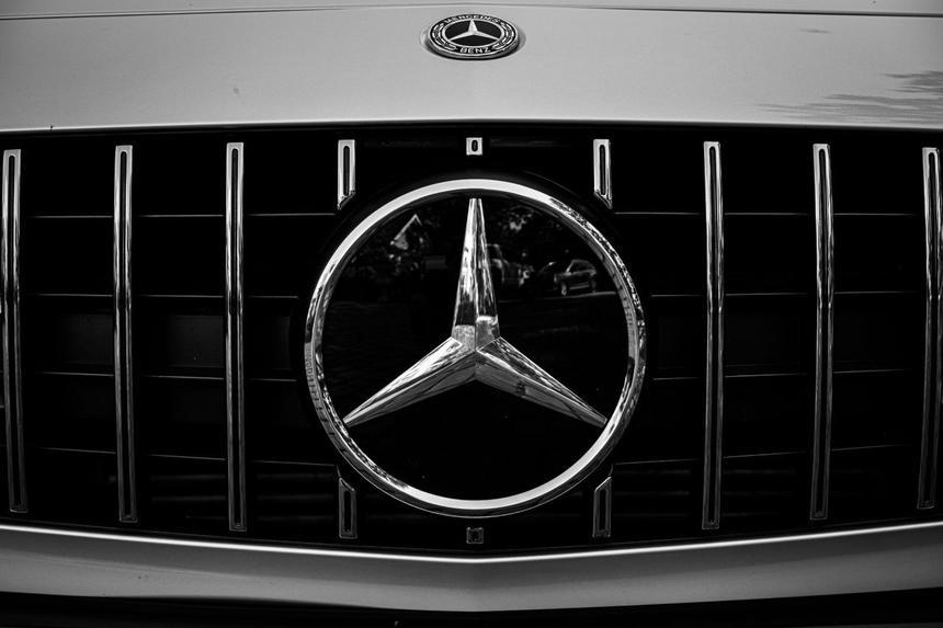 Mercedes-Benz прекращает поставки запчастей в Россию