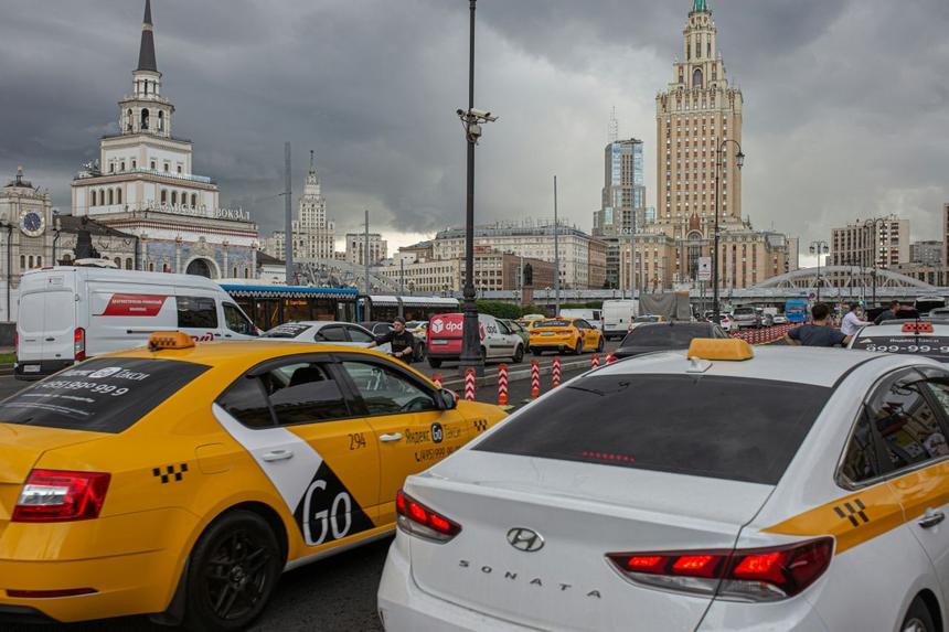Назван средний заработок московских таксистов