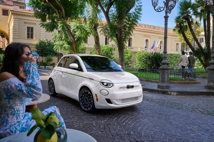 Stellantis снова останавливает производство электромобиля Fiat 500