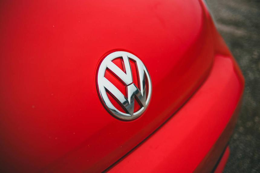 Почти сто тысяч рабочих Volkswagen вышли на акции протеста в Германии