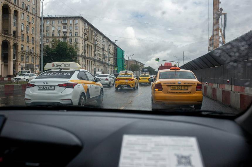 Дума рассмотрит законопроект об обязательной тревожной кнопке в такси