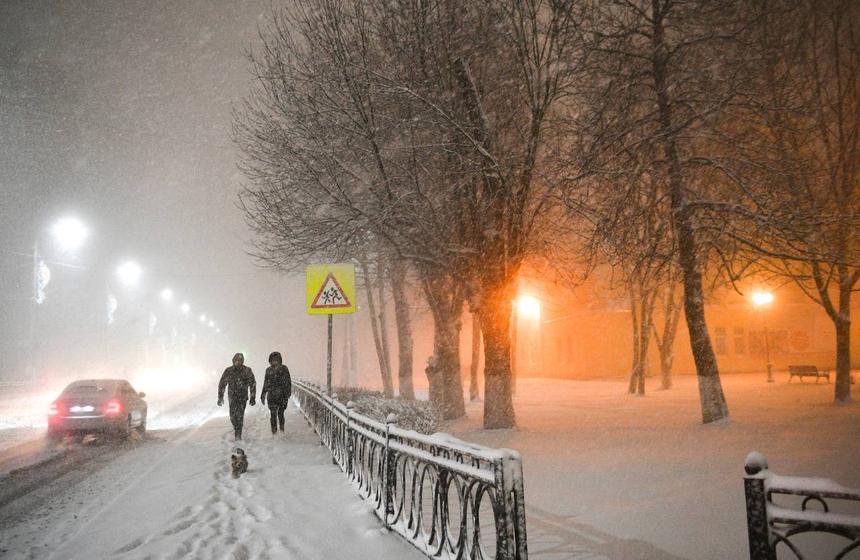 МЧС предупредило автолюбителей о метели и усилении ветра в Москве