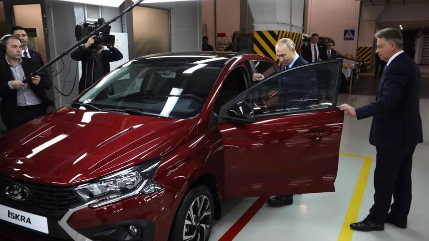 В топовой версии и с двухцветным кузовом: Путину показали новую Lada Iskra