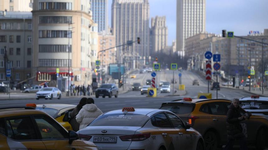 В Москве 2,5 тысячи таксистов лишились машин в 2024