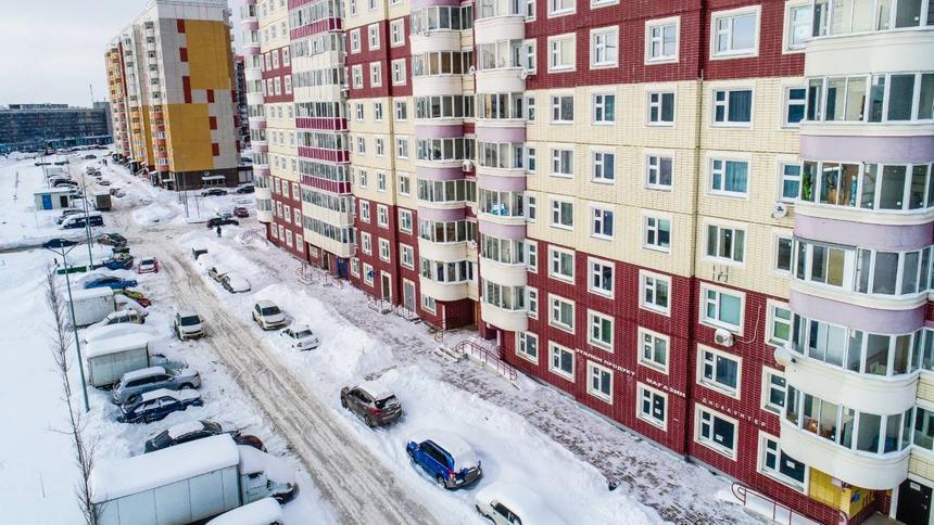 Водителям напомнили, кому запрещено парковаться во дворах жилых домов