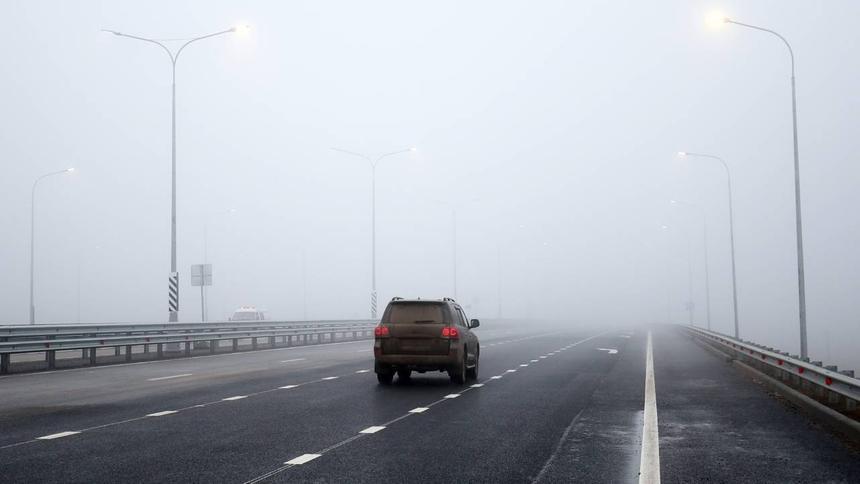Водителям напомнили, как безопасно ездить в туман