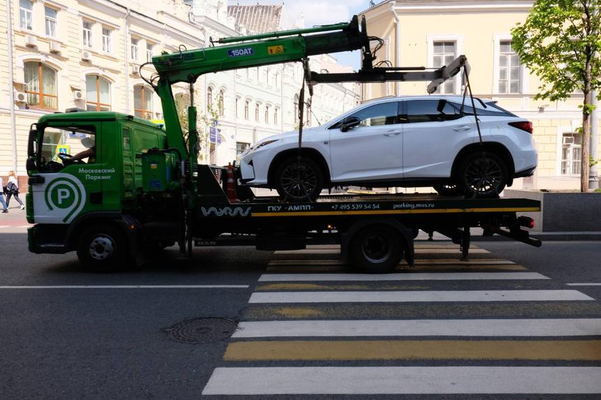 Отсутствие номеров на машине — повод для её эвакуации в Москве
