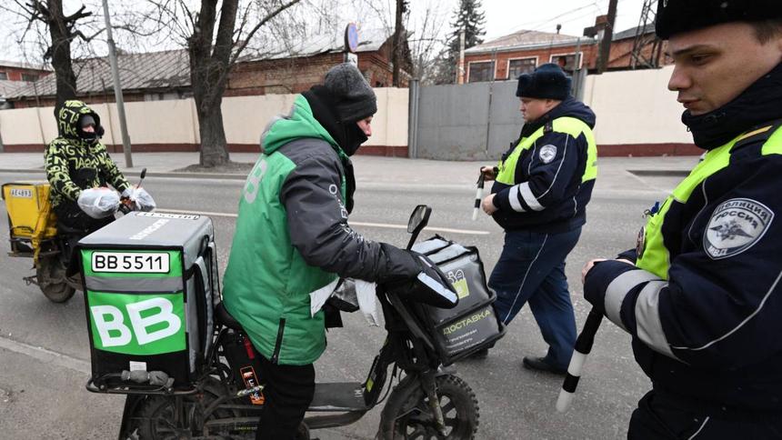 Самокаты и велосипеды выгонят с тротуаров на дороги