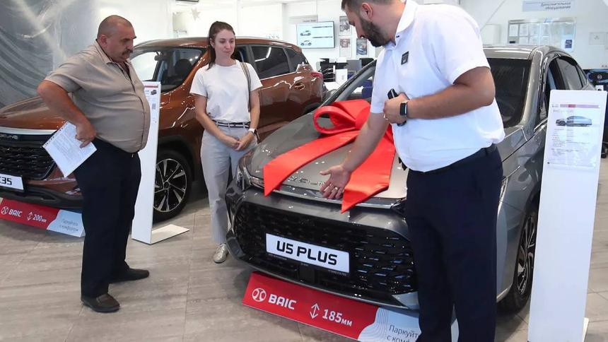 На стоянках дилеров скопились сотни тысяч китайских автомобилей