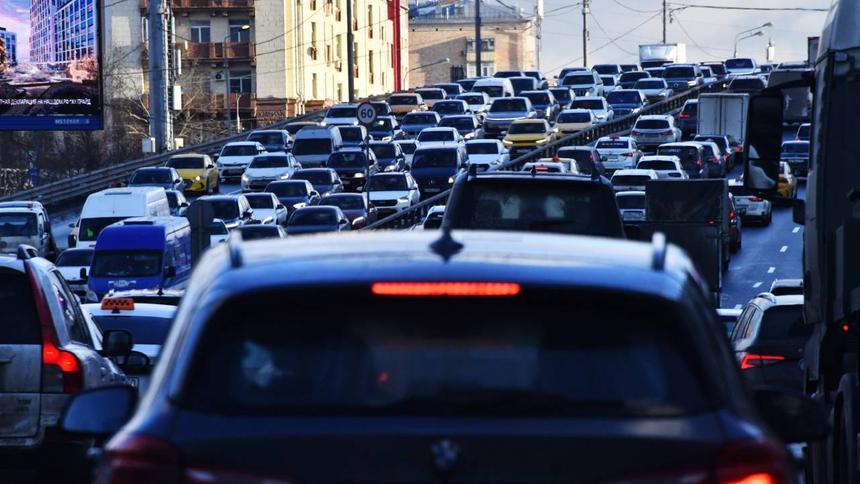 Водителей в Москве предупредили о массовых перекрытиях дорог