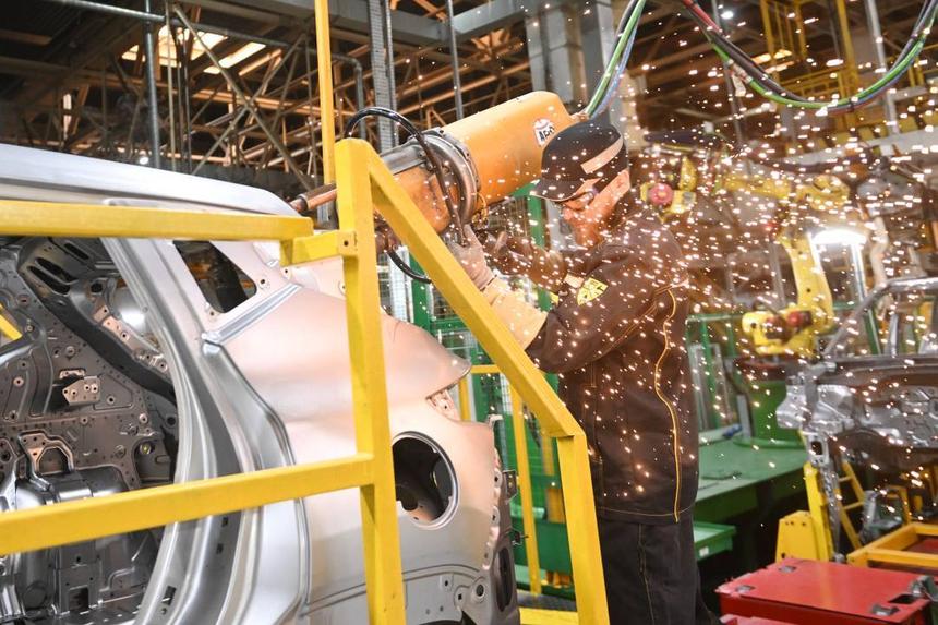 Продажи новых машин в России сократились почти на треть с начала года
