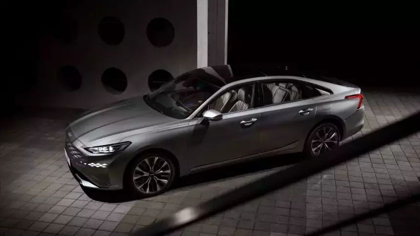 В Казахстане 300-сильный Kia K8 подешевел до 3,5 млн рублей